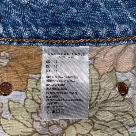 American Eagle Low Rise Light Wash Tomgirl Jean Shorts with Floral Pockets - Picture 3 of 4